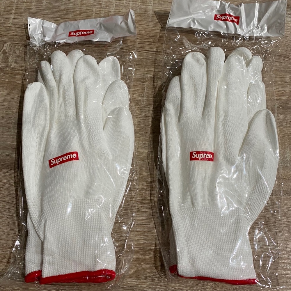 Supreme Gloves Authentic, sealed never open